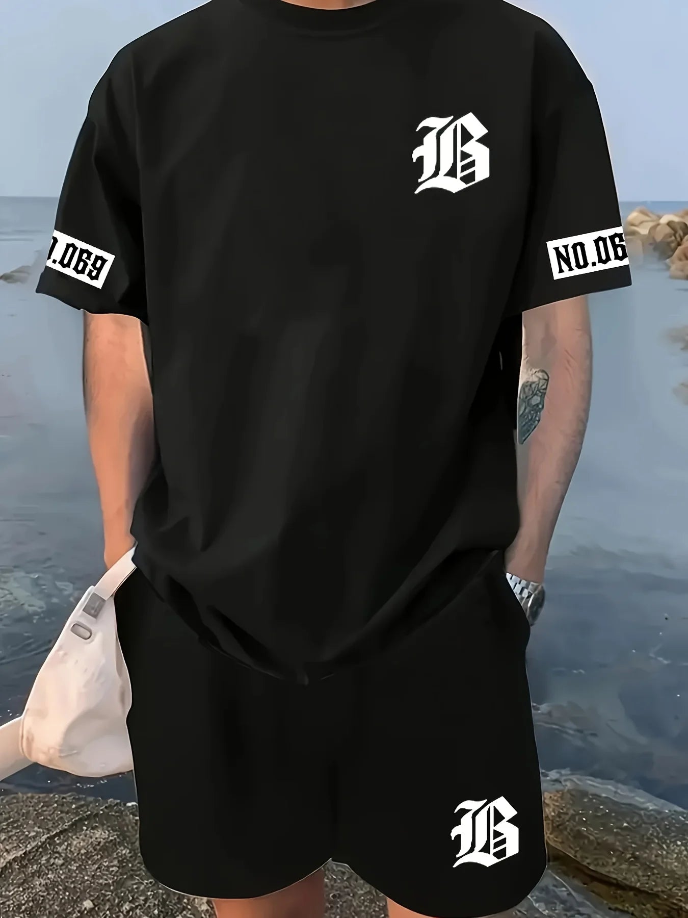 The 2025 summer new men's suit features a casual and fashionable T-shirt with a letter print pattern, short sleeves and shorts,