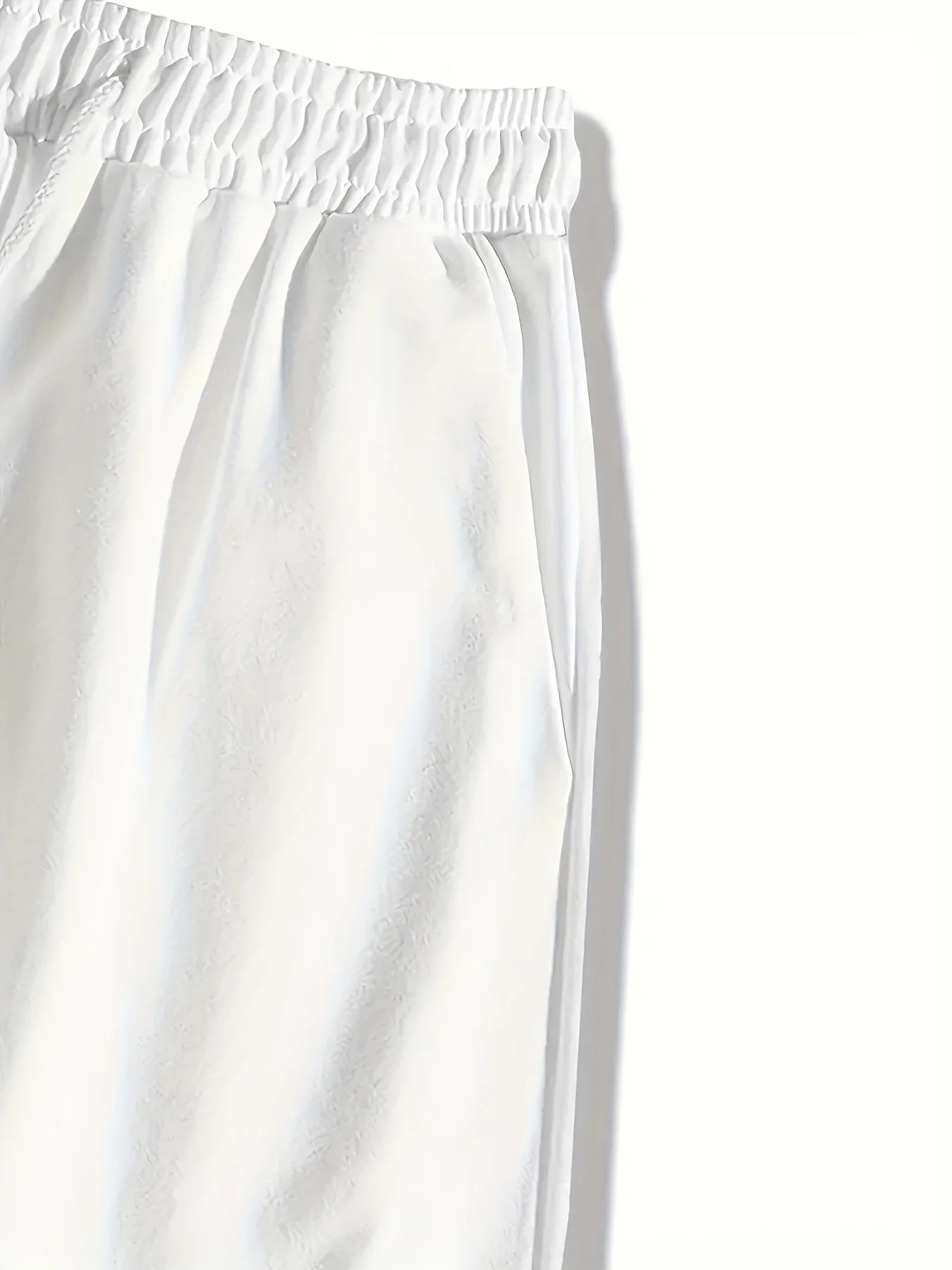 The 2025 summer new men's suit features a casual and fashionable T-shirt with a letter print pattern, short sleeves and shorts,